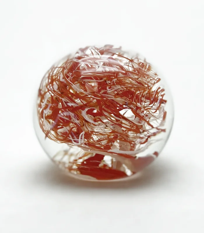 Skleněné těžítko – barevné nitě červeno bílé