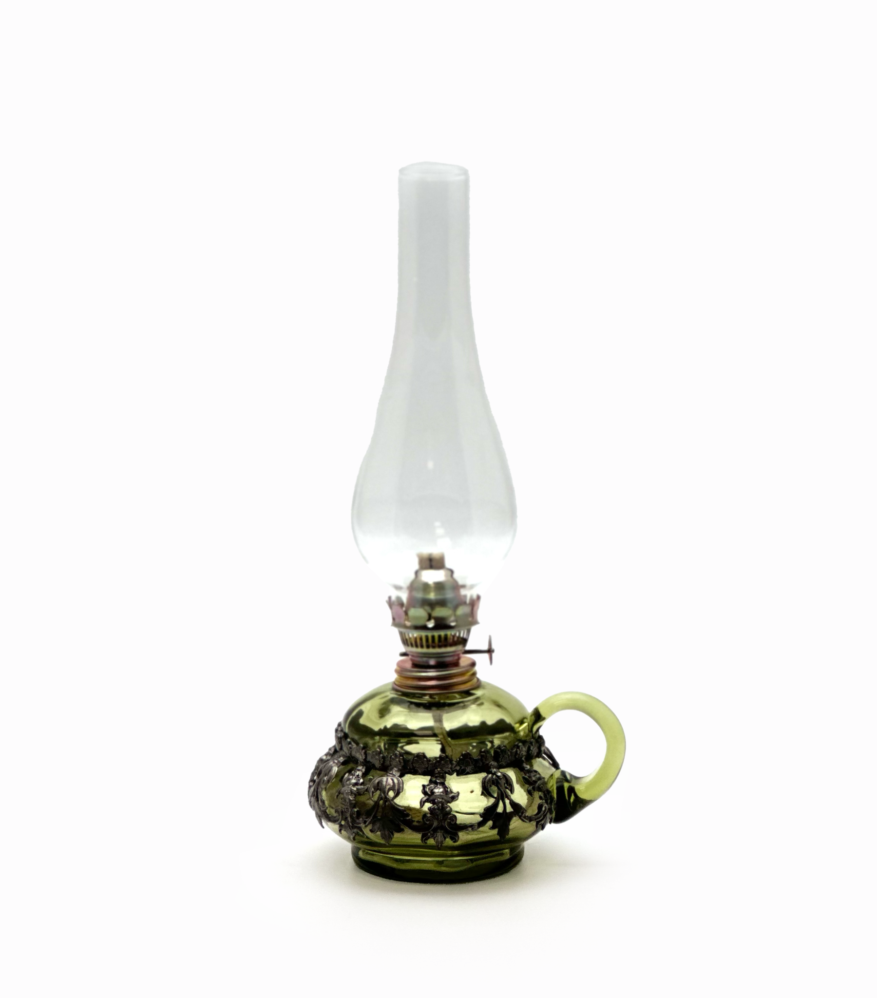Petrolejová lampa zdobená cínem